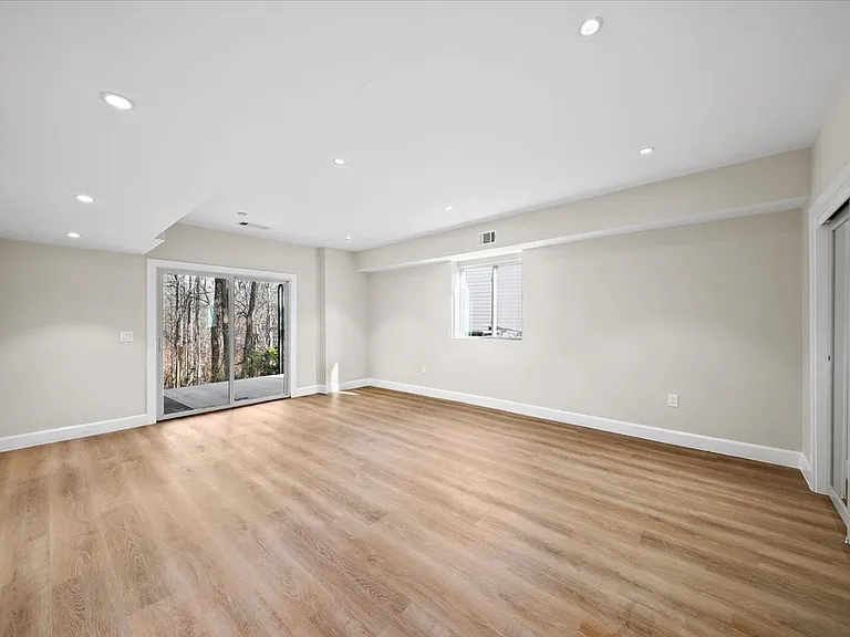 250 Bruton Way — Photo 20