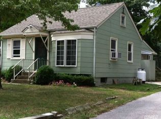 169 Wakeman Rd, Hampton Bays, NY 11946