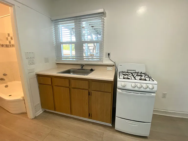 435 1/2 N Catalina Ave — Photo 2