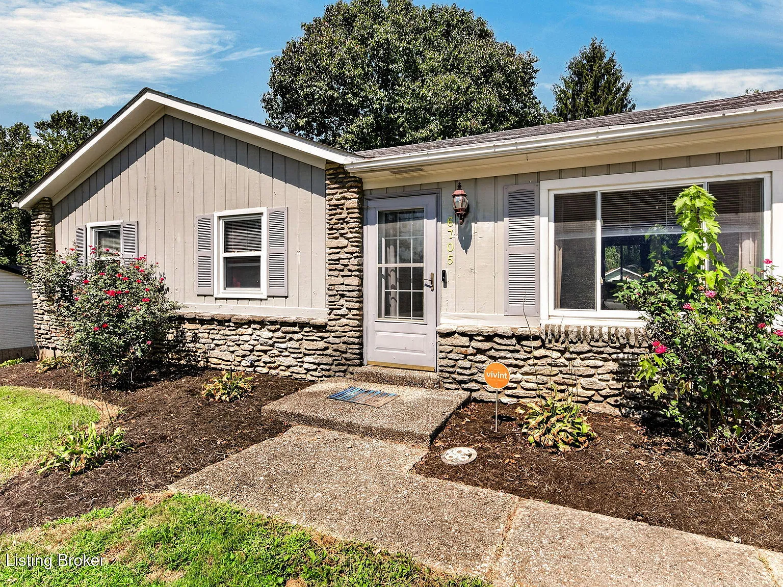 3 bed, 1.0 bath, 1075 sqft, $2,000 — Photo 1