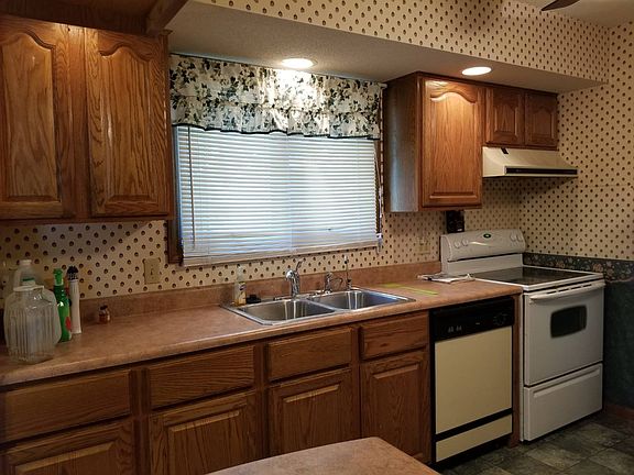 3rd image of 207 E Detroit Ave