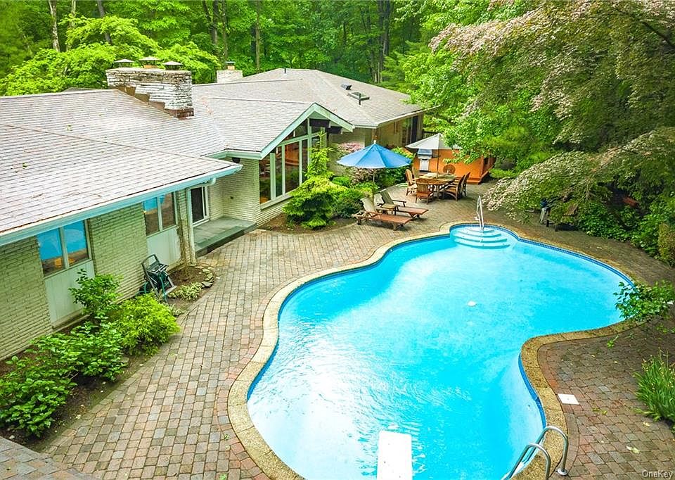 1st image of 4 Brentwood Dr