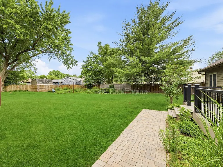 938 Canterbury Dr — Photo 22