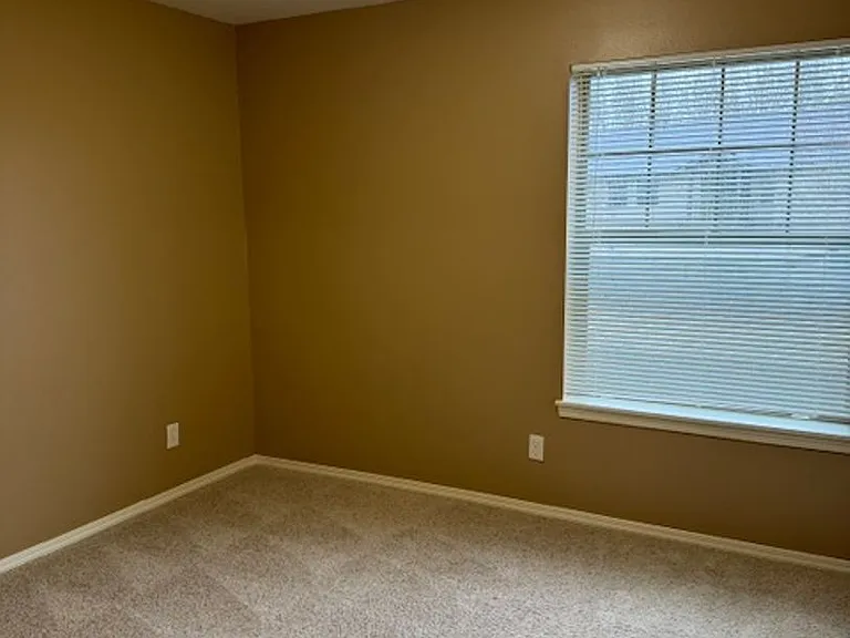 195-Santiam Village Apartments — Photo 38