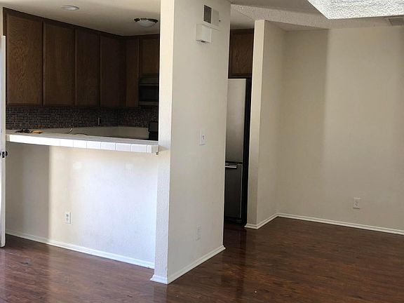 5th image of 22421 Sherman Way Unit 3