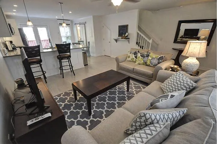 734 Harbor Ln — Photo 2