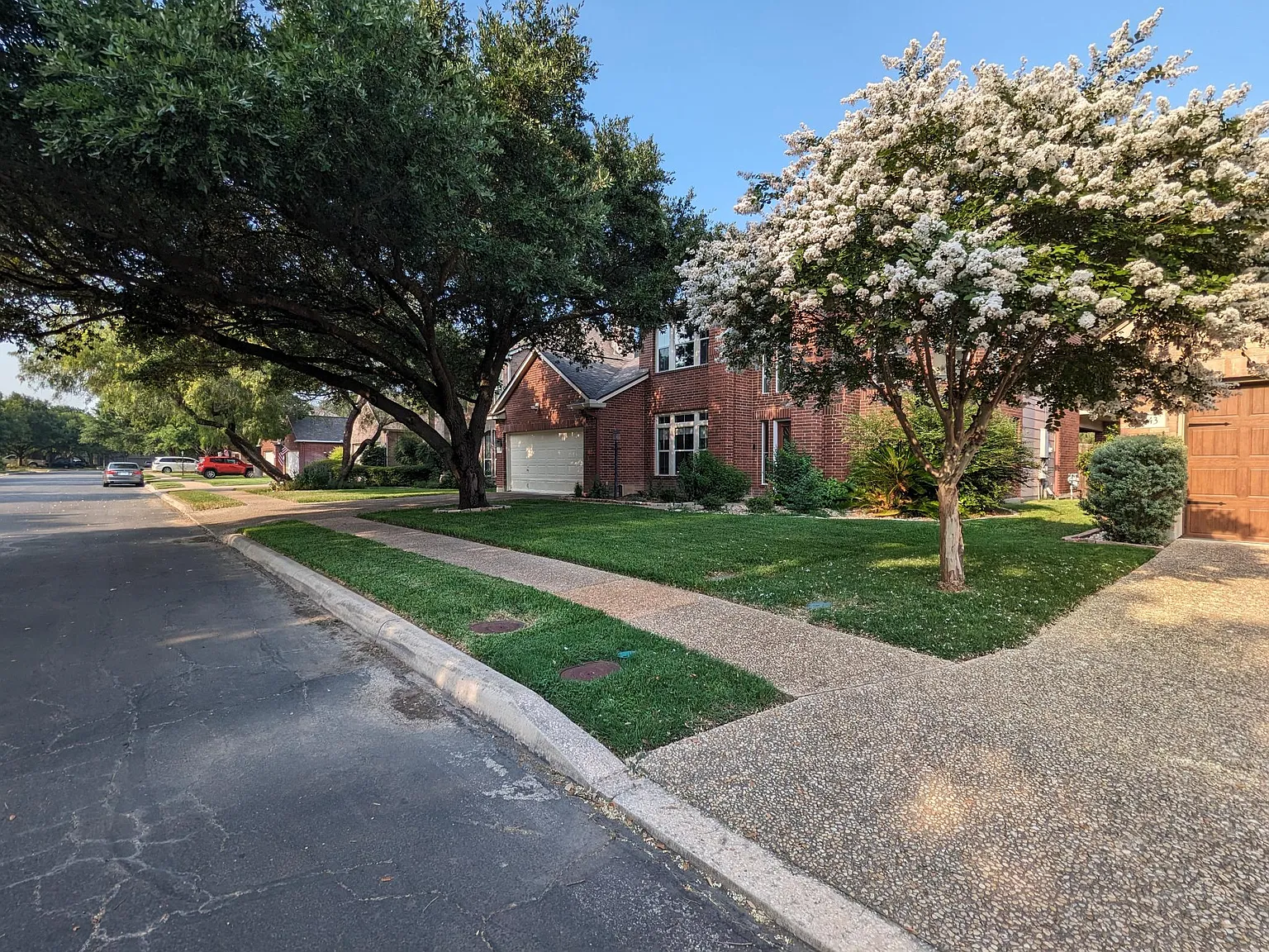 3 bed, 2556 sqft, $2,999 — Photo 2