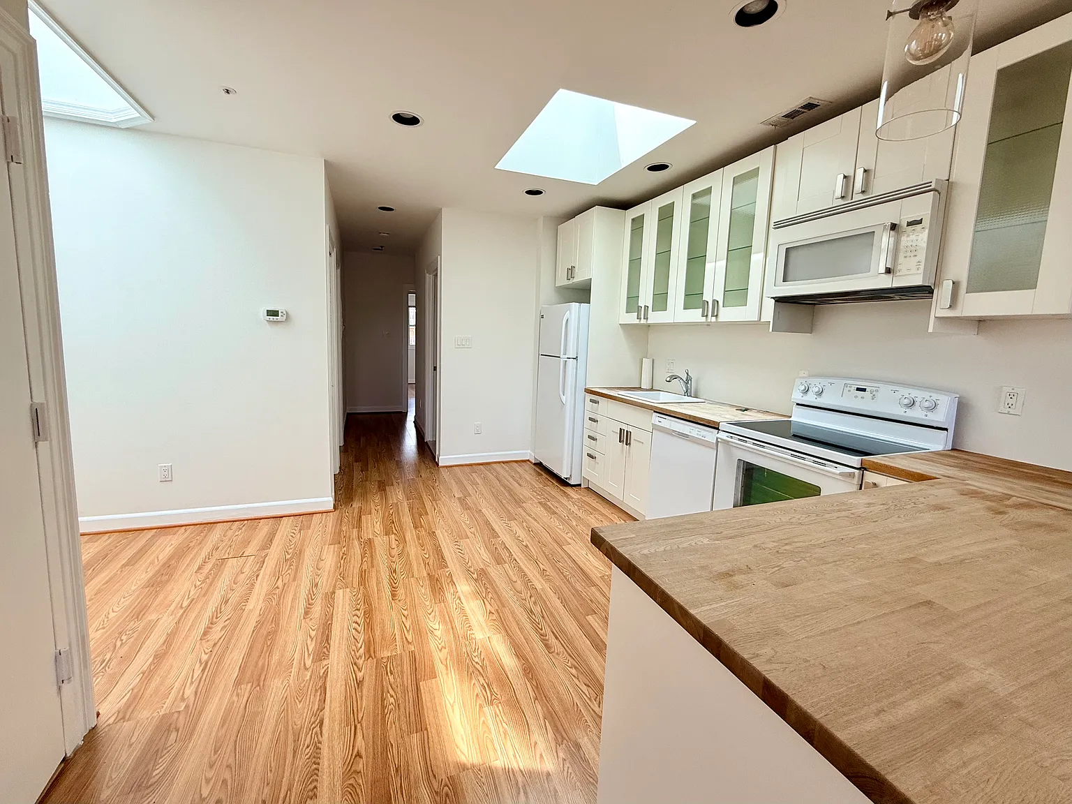 2 bed, 850 sqft, $3,200 — Photo 3