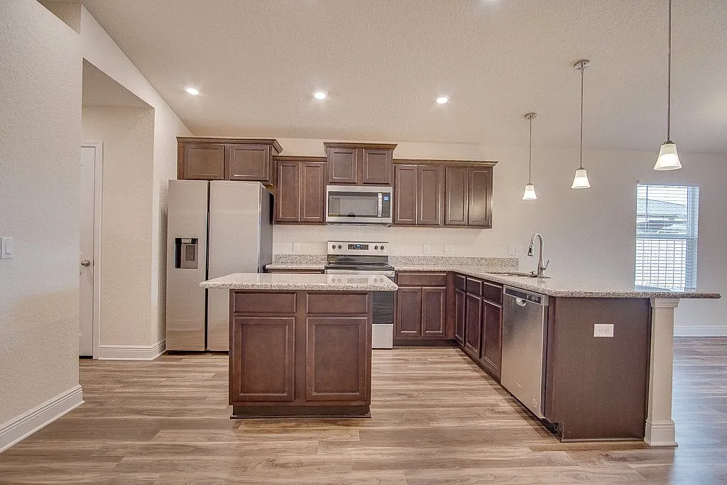 3 bed, 2.0 bath, 1873 sqft, $2,400 — Photo 3