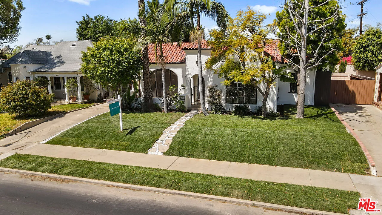 3 bed, 2.0 bath, 1845 sqft, $7,000 — Photo 2