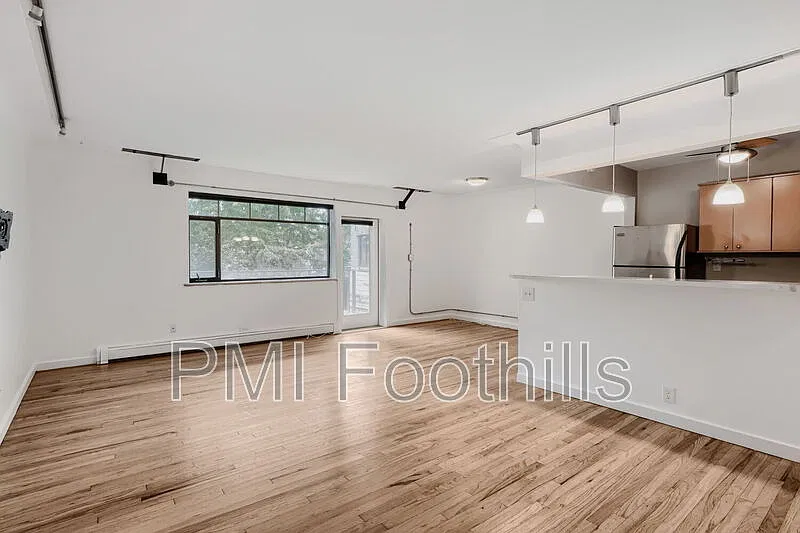 2 bed, 1.0 bath, 902 sqft, $1,987 — Photo 1