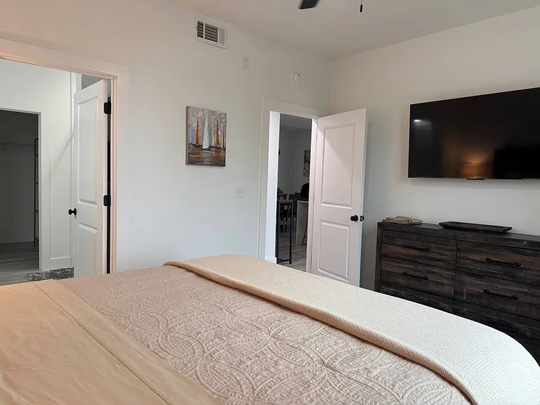 1302 Magnolia St #B102 — Photo 8