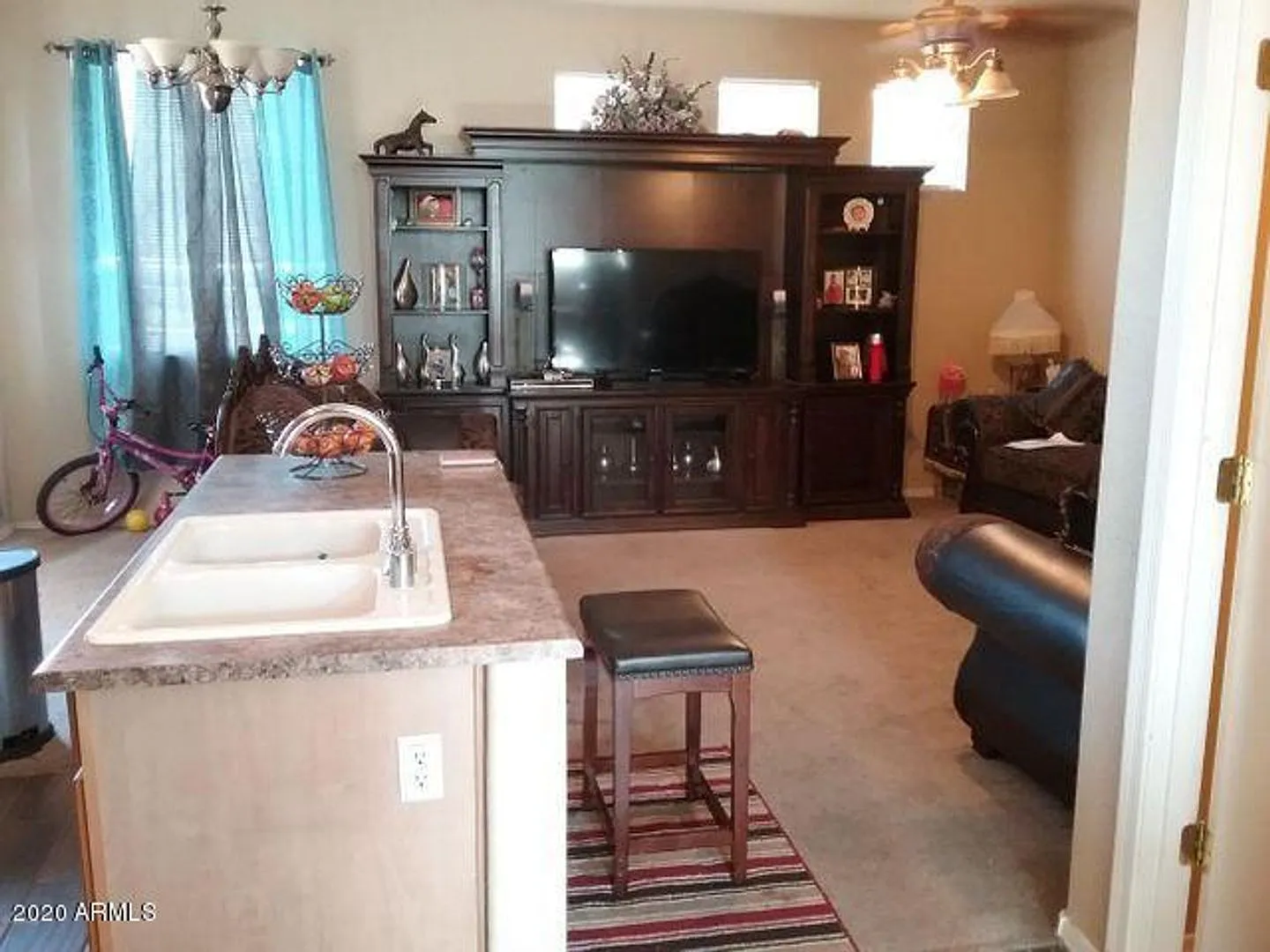 Clean**Modern**Perfect Location — Photo 2