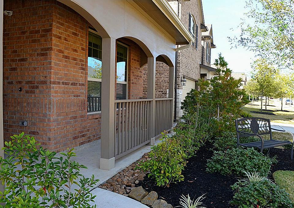 Great place to relax and chat with neighbors. Freshly mulched!
