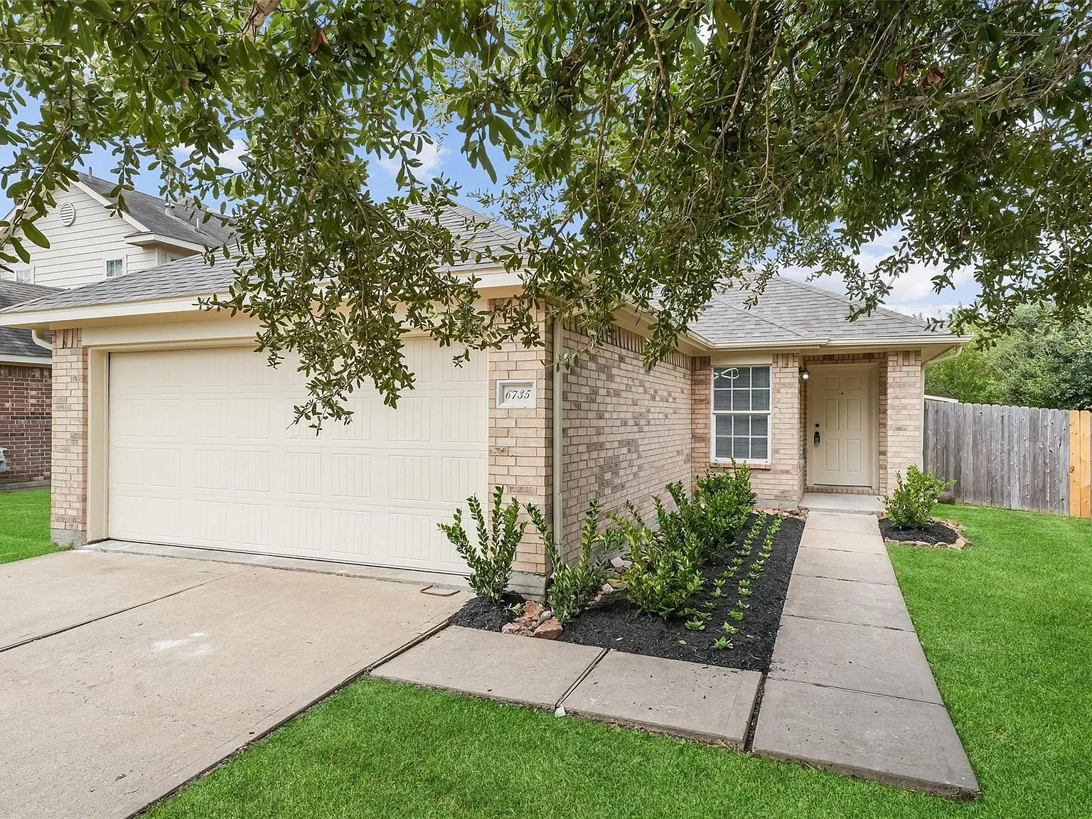 3 bed, 2.0 bath, 1200 sqft, $1,900 — Photo 2