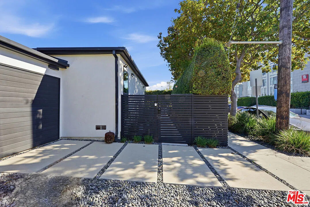 3 bed, 2.0 bath, 1124 sqft, $9,700 — Photo 2
