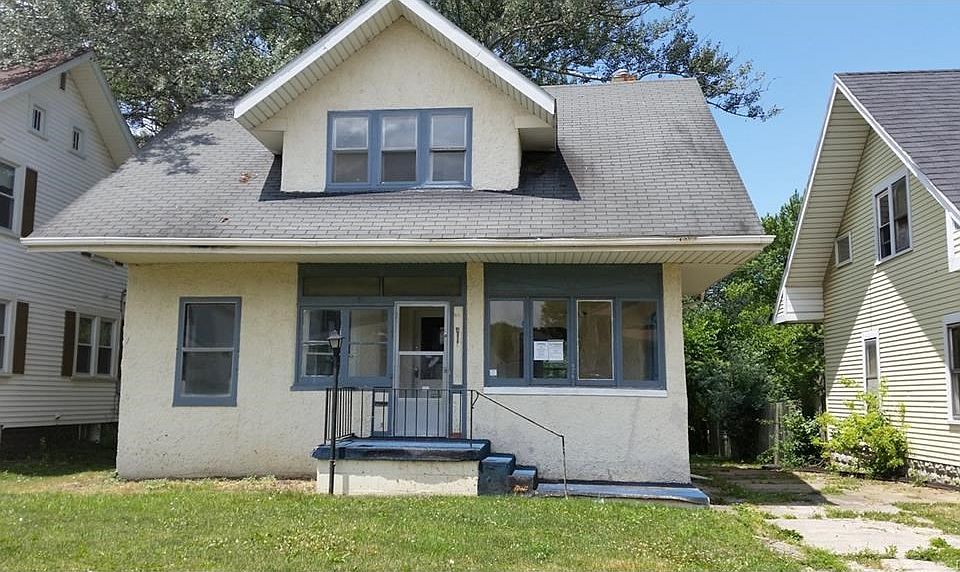 1st image of 411 N Clairmont Ave