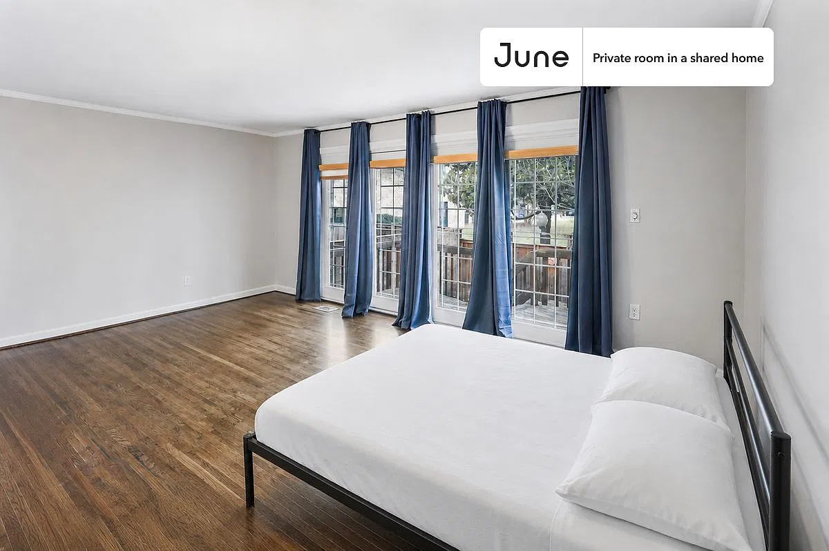 Queen bedroom in 7 bed/3.5 bath home in Southwest Waterfront #938 A — Photo 1