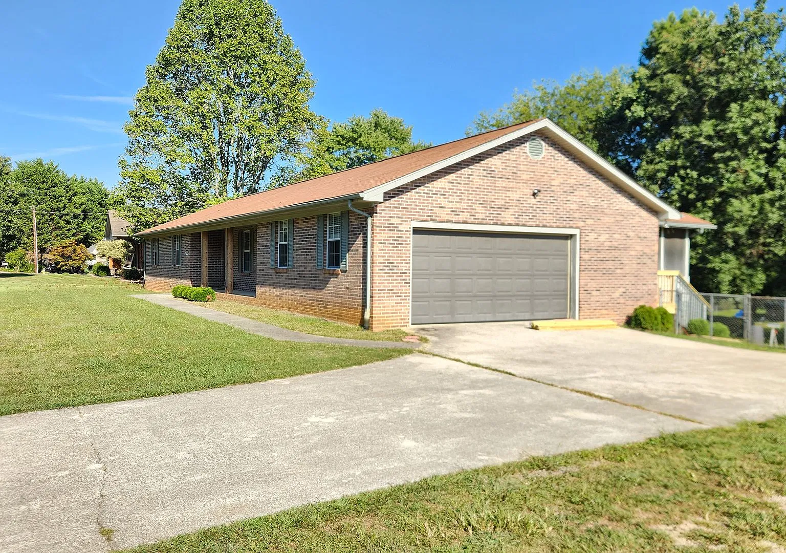 3 bed, 2.0 bath, 1441 sqft, $2,350 — Photo 2