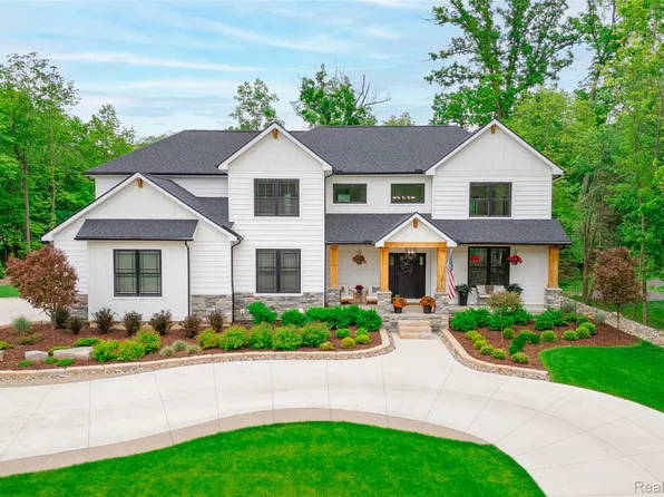 21907 Westcroft Dr, Grosse Ile, MI 48138