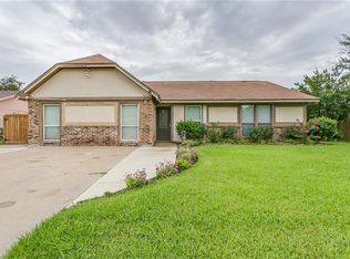 933 Springhill Dr, Burleson, TX 76028