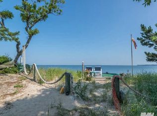 562 E Long Beach Rd, Saint James, NY 11780