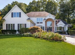 14 Hunting Hollow Ct, Dix Hills, NY 11746