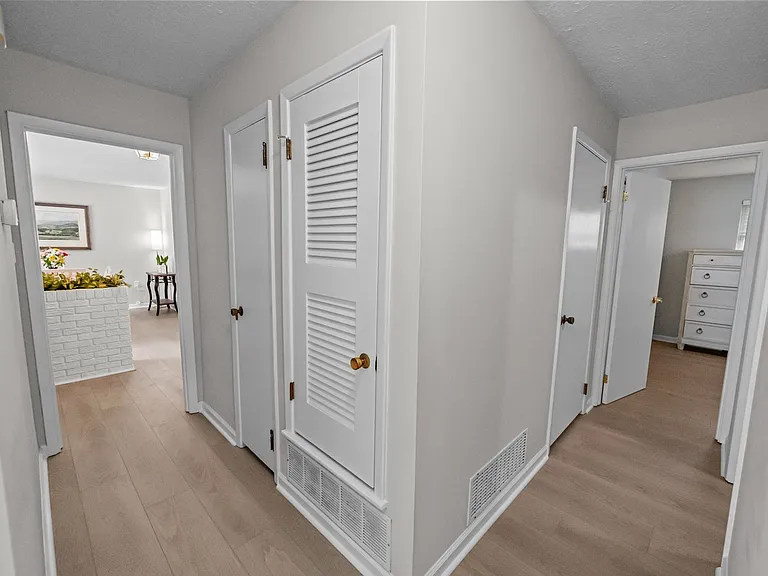 6 Monica Blvd — Photo 33