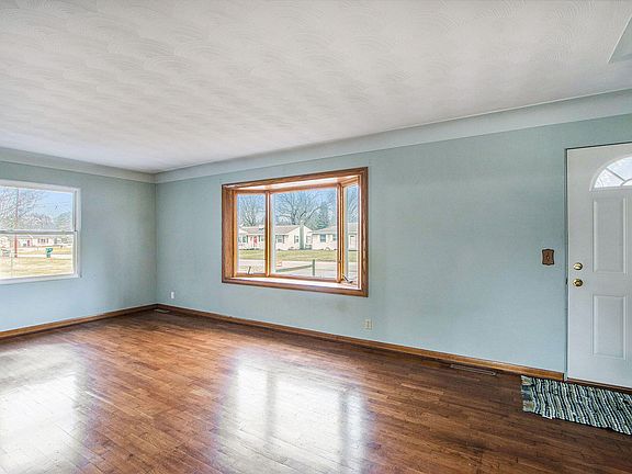 3rd image of 5466 Lucerne Ave