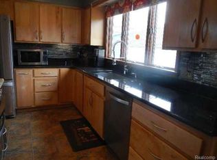 28016 Duluth Dr E, Harrison Township, MI 48045