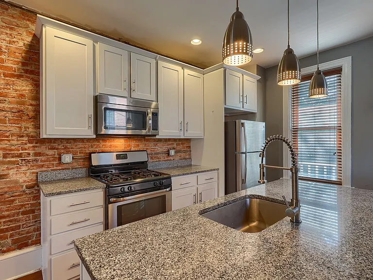 1120 Green Street — Photo 3