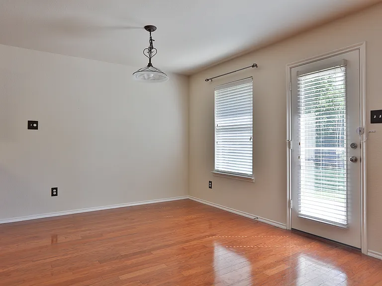 809 Robbin Cir — Photo 6