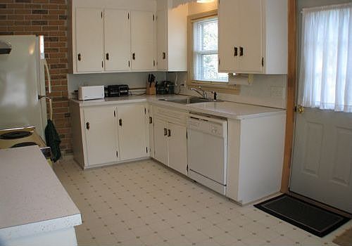 Bright & cheerful eat-in kitchen.