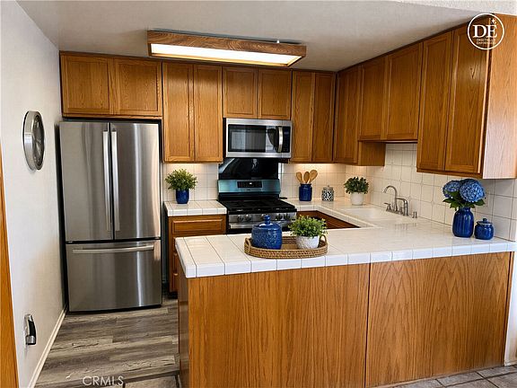 3rd image of 19242 Hamlin St Unit 1
