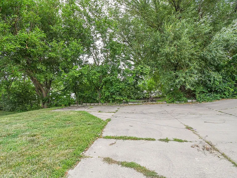 1115 N Duluth Ave — Photo 35