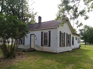 312 N Oak St, Farina, IL 62838