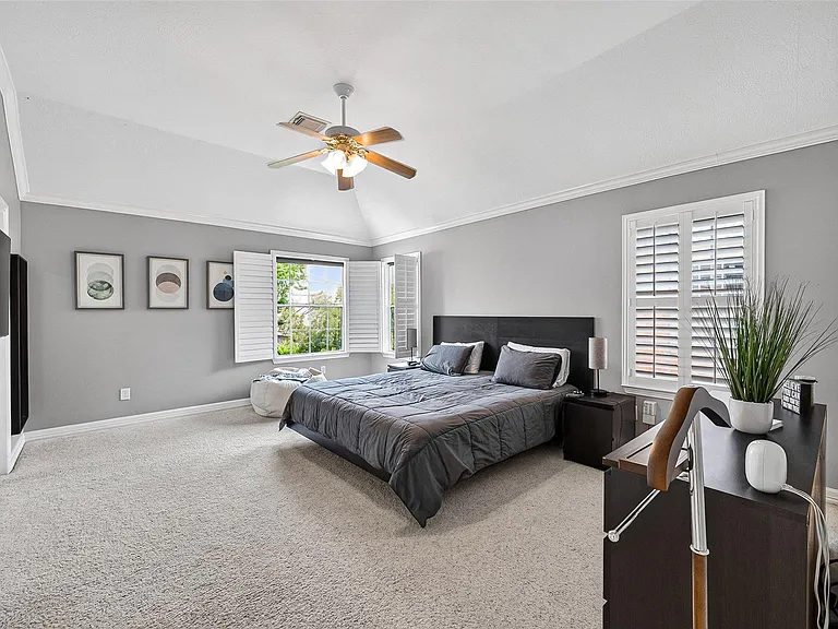 1015 Enclave Sq S — Photo 31