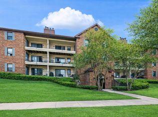 611 Hapsfield Ln APT 100, Buffalo Grove, IL 60089