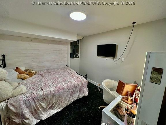 5th image of 1052 Montrose Dr