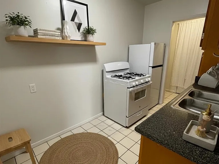 Centinela Apartments — Photo 23