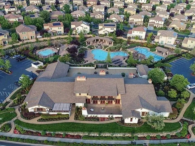 800 Valencia Ct — Photo 2