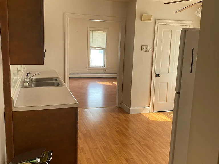 223 E Middle St — Photo 3