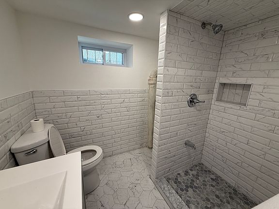 5th image of 241 Highlawn Ave #1B