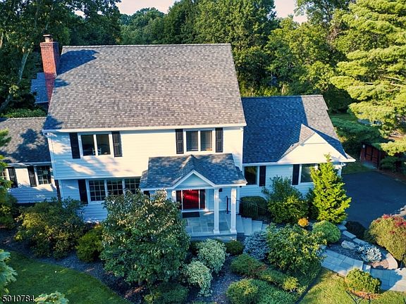 4th image of 386 Butternut Ave