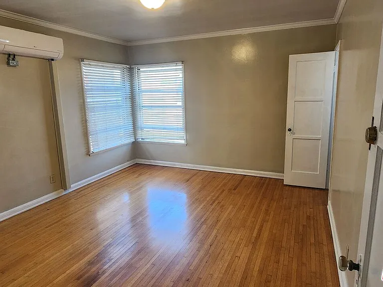 1338 S Dunsmuir Ave — Photo 9