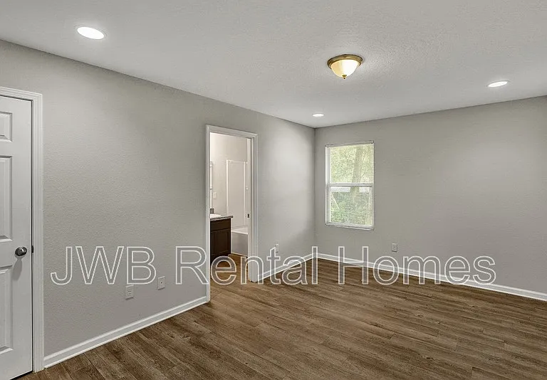 4643 Williamsburg Ave — Photo 11