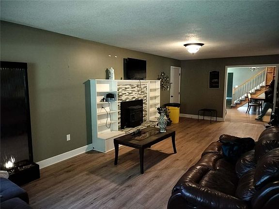 4th image of 105 Spruce St