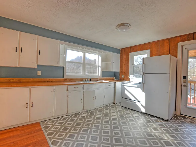 132 Robinson St — Photo 4