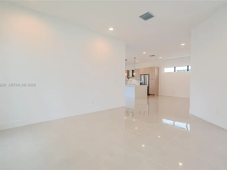 1427 SW 23rd St — Photo 4
