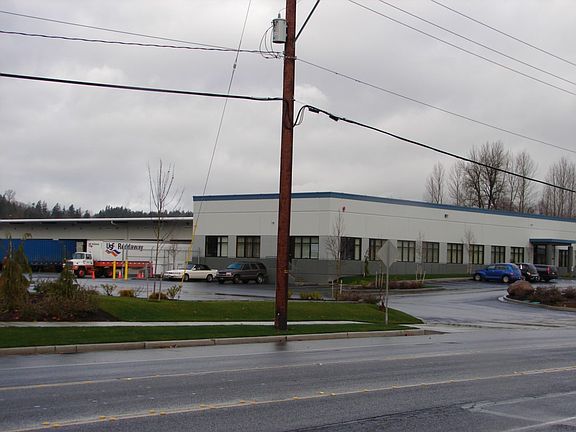 5th image of 3719 W Valley Hwy N